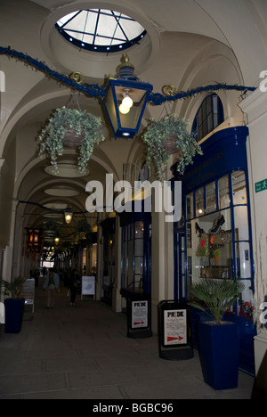 Boutiques dans l'Opéra Royal Arcade l'Haymarket, Londres W1 UK Banque D'Images