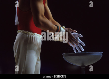 Female gymnast farinage des mains Banque D'Images
