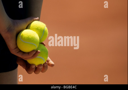 Close up of a ball boy holding tennis balls Banque D'Images