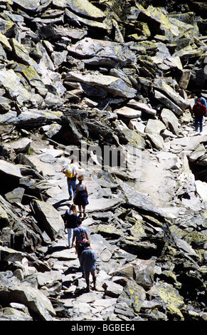 Groupe de marcheurs marcher le long d'un chemin très rocky hill Banque D'Images