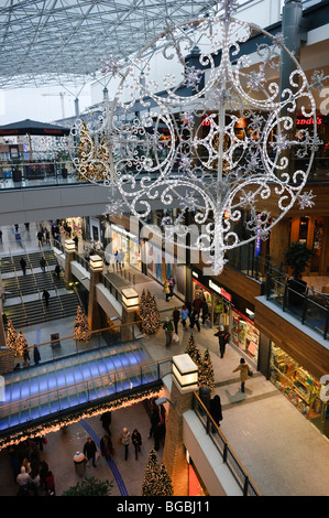 Victoria Square Shopping Centre, Belfast, avec décorations de Noël et des lumières. Banque D'Images