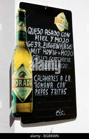 Tableau noir Menu en Espagnol Allemand et l'anglais devant un bar de Masca sur Tenerife Espagne Banque D'Images