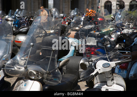 Les scooters garés dans street, Gênes, Italie Banque D'Images