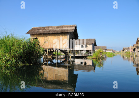 Maisons sur pilotis, au Lac Inle, l'État de Shan, Birmanie, Myanmar Banque D'Images