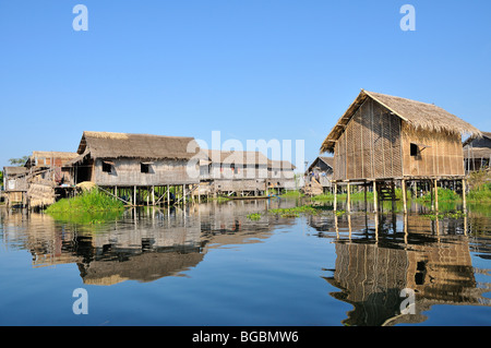 Maisons sur pilotis, au Lac Inle, l'État de Shan, Birmanie, Myanmar Banque D'Images