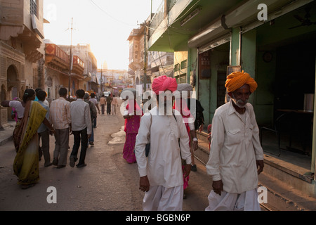 Un des villageois de la marche dans une des rues à Pushkar fair, Rajasthan, en Inde. Banque D'Images