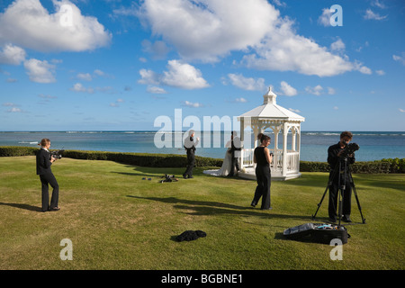 Photographe de mariage capturer une Bride and Groom Banque D'Images