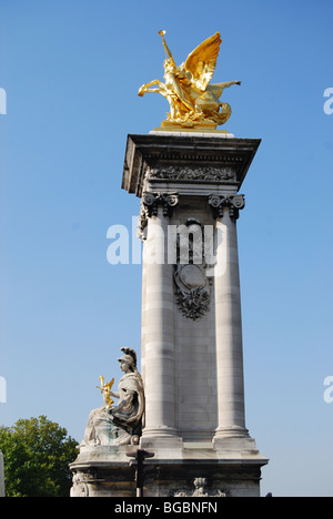 Les statues sur les piliers du pont Alexandre III. Paris, France Banque D'Images