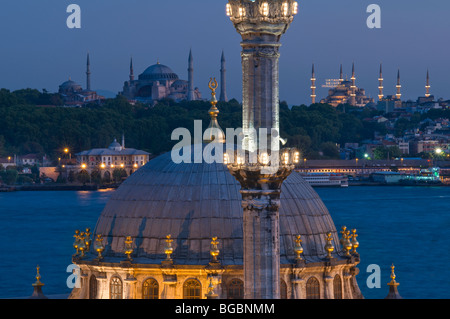 Mosquée Nusretiye et péninsule historique à l'arrière-plan avec Hagaia Sainte-irène, Sophia et la Mosquée Bleue Istanbul Turquie Banque D'Images