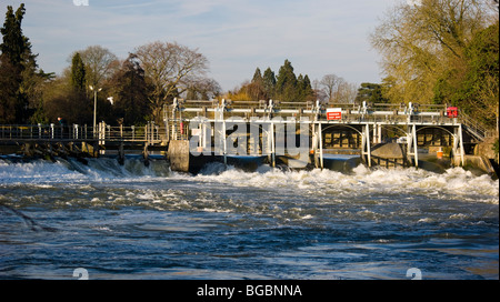 Weir à l'Boulters île sur la Tamise Banque D'Images