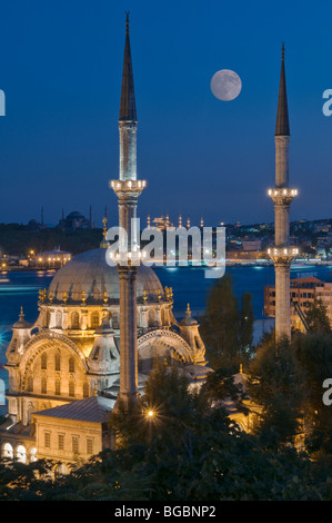 Mosquée Nusretiye et péninsule historique à l'arrière-plan avec Sainte-sophie, Mosquée Bleue et Sainte-irène Istanbul Turquie Banque D'Images