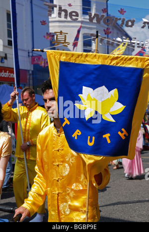 ' ' Membres du Falun Gong dans les rues de Penzance, Cornwall, uk Banque D'Images