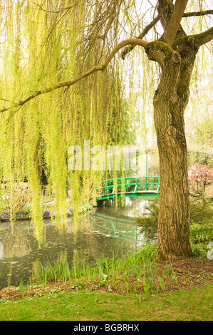 Le célèbre pont et de l'étang qui apparaît souvent dans les peintures de Claude Monet. Banque D'Images
