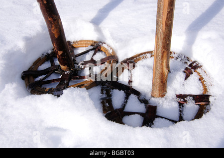 Bâtons de ski en bois ancien, nostalgique, compétition de ski de Sella Ronda, Passo Gardena, Val Gardena, Tyrol du Sud, Italie, Europe Banque D'Images