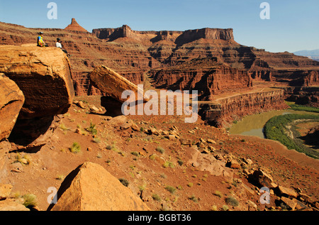 Les vététistes, Colorado River, White Rim Trail, Moab, Utah, USA Banque D'Images