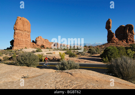 Course cycliste, en Balanced Rock, Arches National Park, Moab, Utah, USA Banque D'Images