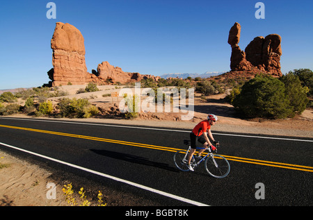 Course cycliste, en Balanced Rock, Arches National Park, Moab, Utah, USA Banque D'Images