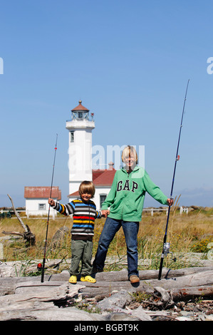 Les enfants pêche, parc d'état de Fort Worden, Port Townsend, Washington State, USA Banque D'Images