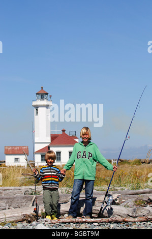 Les enfants pêche, parc d'état de Fort Worden, Port Townsend, Washington State, USA Banque D'Images