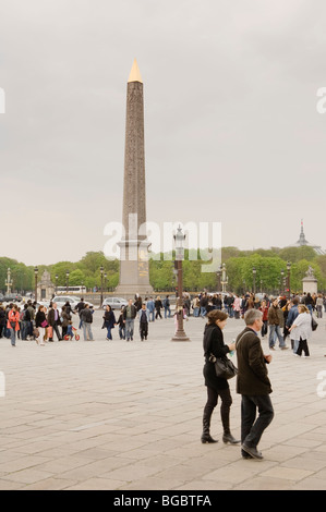 Des foules de touristes où se mêlent autour de l'Obélisque de Louxor sur la Place de la Concorde. Banque D'Images