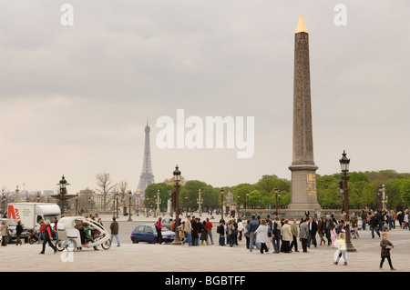 Des foules de touristes où se mêlent autour de l'Obélisque de Louxor sur la Place de la Concorde, avec la Tour Eiffel en arrière-plan. Banque D'Images