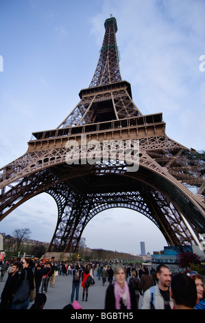 À la recherche jusqu'à la Tour Eiffel. Banque D'Images