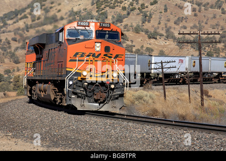 Un train de marchandises de BNSF dirigé par GE construit ES44DC 7405 Locomotive gravit la pente est près de la boucle de Tehachapi. Banque D'Images