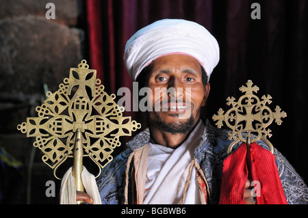 Prêtre orthodoxe éthiopienne avec croix à Lalibela, Amhara, Ethiopie, Afrique Banque D'Images