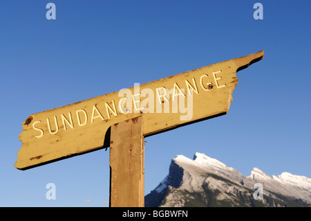 Les panneaux pour les sommets des montagnes Rocheuses, Sundance, Mt. Howard Douglas, Banff National Park, Alberta, Canada Banque D'Images