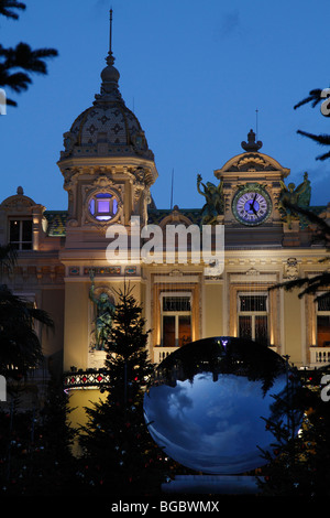 Casino et l'Opéra de Monte Carlo avec miroir et arbres de Noël dans le crépuscule, la Principauté de Monaco, Europe Banque D'Images