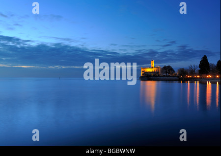 Avis sur Schloss Montfort château sur la rive du lac de Contance, Langenargen, Bodenseekreis district, Bade-Wurtemberg, Allemagne Banque D'Images