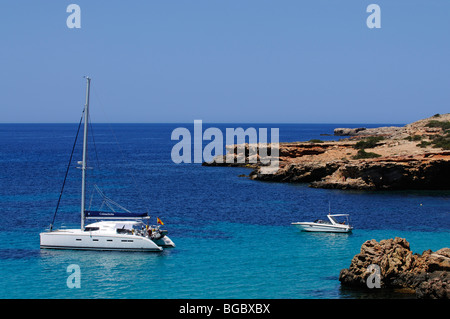 Bateaux, Cala Conta, Ibiza, îles de pins, Iles Baléares, Espagne, Europe Banque D'Images