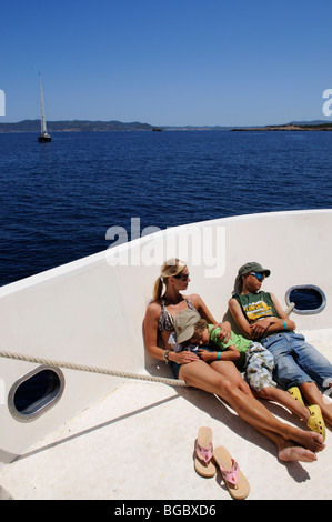 Les touristes sur un bateau d'excursion, excursion en bateau, Cala Codolar, Ibiza, Baléares, Pityusen, Spanien, Europa Banque D'Images