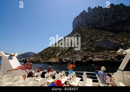 Les touristes sur un bateau d'excursion, excursion en bateau vers l'île d'Ibiza, Es Vedra, Pine Islands, Îles Baléares, Espagne, Europe Banque D'Images