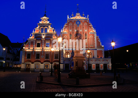 Statue de Roland et la Maison médiévale des points noirs au crépuscule à Riga, Lettonie Banque D'Images