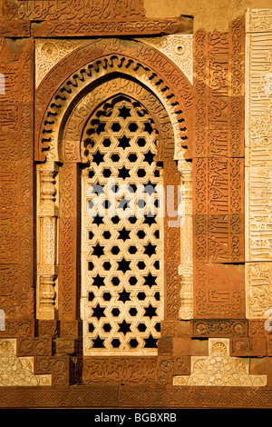 L'écran de l'jali Alai Darwaza au complexe Qutb Minar à Delhi, en Inde. Banque D'Images