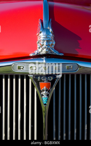 Rover Viking Ship et la tête d'un insigne sur le grill d'un P4 100 Voiture Banque D'Images