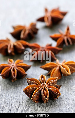 Sécher les fruits et les graines d'anis étoilé sur fond de bois Banque D'Images