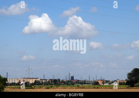 Câbles à haute tension câbles et pylônes électriques traversant les terres agricoles dans le sud de l'avant-plan de Milan Lombardie Italie Banque D'Images