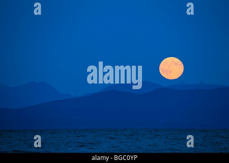 Pleine lune au-dessus de la chaîne côtière de la Colombie-Britannique continentale, vue de Fillongley Parc provincial dans l'est co Banque D'Images