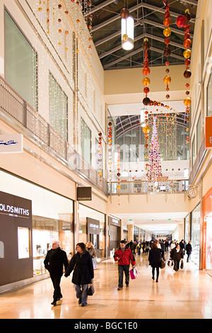 St Davids 2 shopping centre à Cardiff au Pays de Galles avec ses décorations de Noël UK Banque D'Images