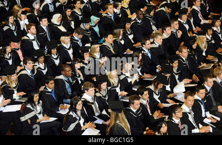 Les étudiants britanniques qui participent à leur cérémonie de remise de diplômes dans une université britannique, UK. Banque D'Images