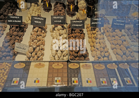 Truffle chocolats en vitrine. Bruges, Belgique Banque D'Images