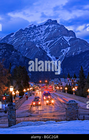 La nuit de l'Avenue Banff avec Cascade Mountain (2998 mètres/9836 pieds) dans l'arrière-plan, vue de l'enceinte de l'Agence Parcs Ca Banque D'Images