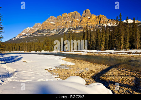 Castle Mountain (2862 mètres/9390 pieds), et la rivière Bow, à la fin de l'hiver, l'autoroute 93, le parc national Banff, Canadian Rocky M Banque D'Images