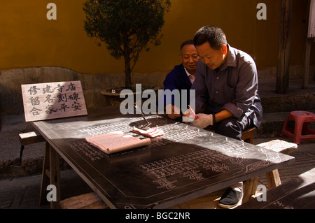 La gravure de l'homme les noms des contributeurs des Zhiyuan temple sur une tablette de pierre. Jiuhua Shan. La province de l'Anhui, Chine. Banque D'Images