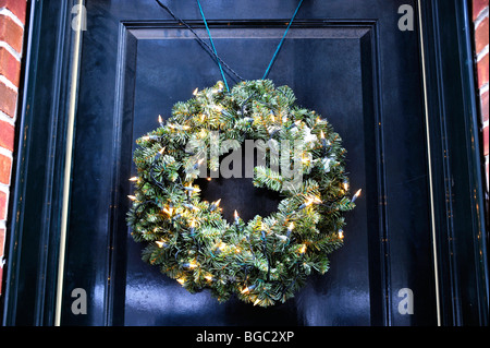 Couronne de Noël sur une porte avant Banque D'Images