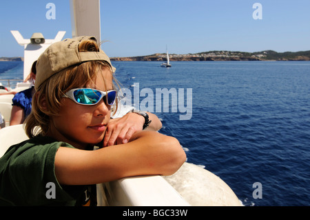 Garçon sur un bateau d'excursion, Ibiza, îles de pins, Iles Baléares, Espagne, Europe Banque D'Images