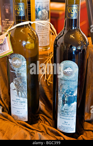 Des bouteilles de vin sur l'affichage dans le magasin de vin à Summerhill Pyramid Winery, un vignoble certifié biologique, Kelowna, Okanagan, Colo. Banque D'Images