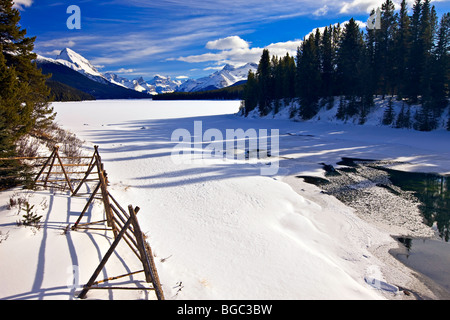 La rivière Maligne partiellement gelé et une clôture en bois, au cours de l'hiver, avec la rivière qui s'écoule de lac Maligne, avec l'idée de Sams Banque D'Images